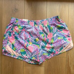 Lilly Pulitzer Luxletic 4" Ocean Trail Short in Maldives Green Turtle Wave - L
